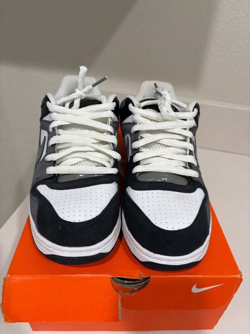 Nike White Black Gray Skate Low-Top Sneakers - Picture 4 of 11